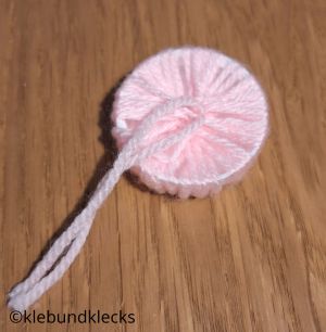 Wollenden verknoten und abschneiden