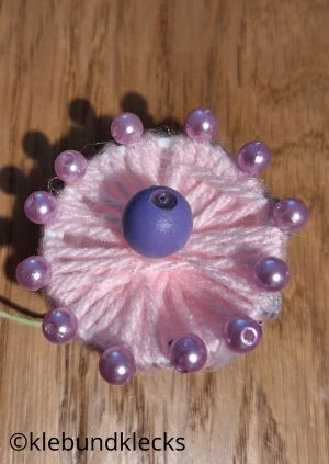 Wollblumen mit Perlen bekleben