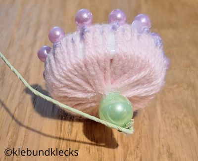 Blumendraht mit Perlen an Wollblume befestigen
