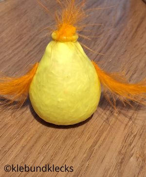 Federn auf Ballon kleben