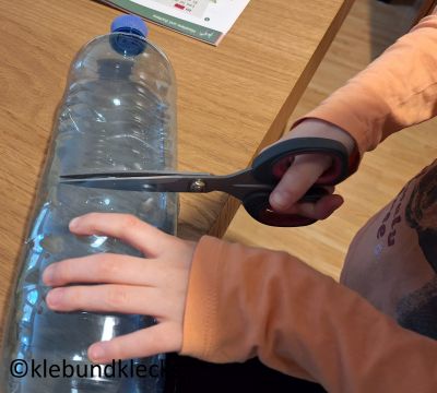 PET-Flasche auseinanderschneiden