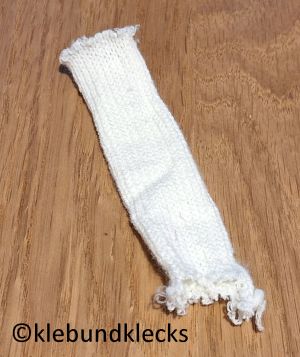 Stück vom breiten Strickschlauch abschneiden