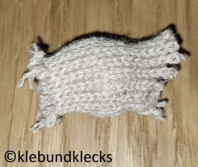 Nase der Strickschlauch-Schafe gestalten