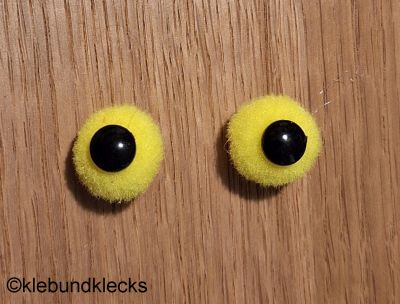 Augen von Küken aus Pompons und Halbperlen basteln