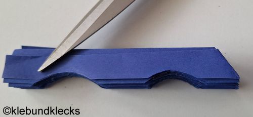 Zwei Rundungen ins gefaltete Papier schneiden