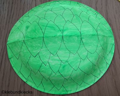 Drachenschuppen auf Pappteller zeichnen