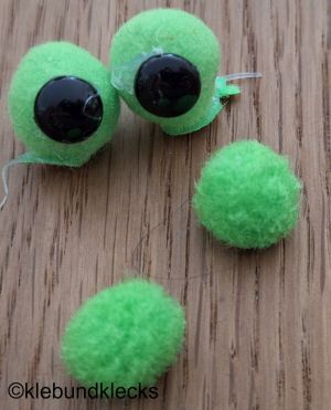 Augen aus Pompons und Halbperlen