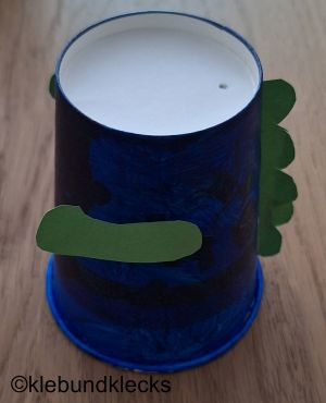 Arme und Rückenzacken auf zweiten Becher kleben