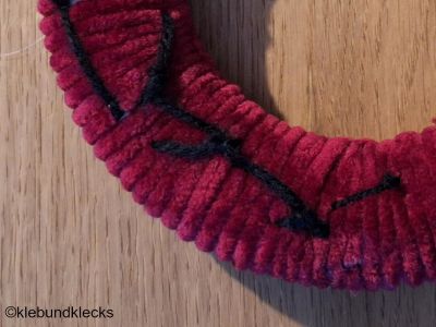 Ast-Girlande auf Styroporring fädeln