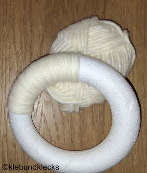 Styroporring mit Wolle umwickeln