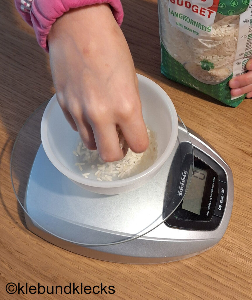 Reis für Jonglierbälle abwiegen