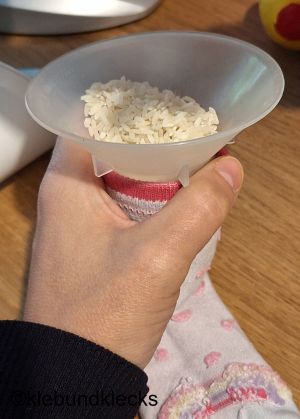 Reis in Socken füllen