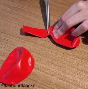 Luftballon hinter dem Mundstück abschneiden