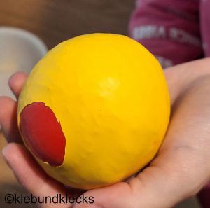 Jonglierbälle aus Reis und Luftballonen