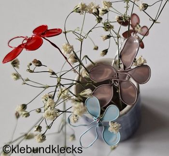 Lackblumen aus Draht und Nagellack