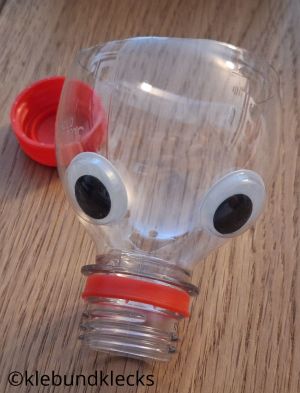 Wackelaugen auf Flasche kleben
