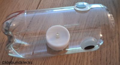 Wackelaugen aufkleben und LED-Licht in Flasche stellen