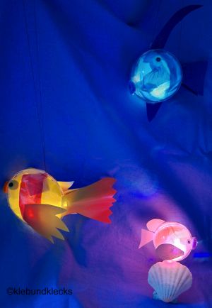 Leucht-Fische aus Acrylkugeln