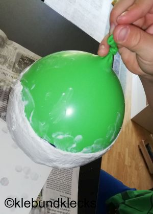 Luftballon mit Gipsbinden einwickeln