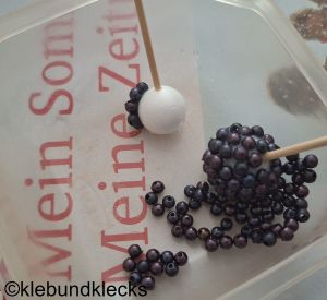 Styroporkugeln mit Mini-Perlen bekleben