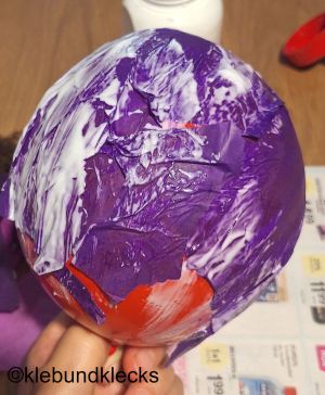 Ballon mit Seidenpapier bekleben