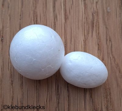 Styropprkugel und -ei zusammenkleben