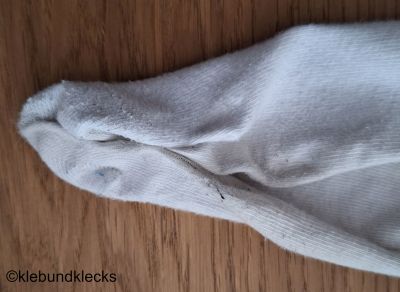 weißen Socken im Zehenbereich schmäler machen