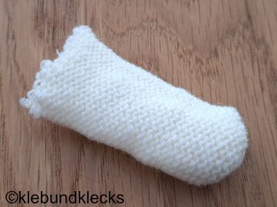 Dachs-Kopf aus weißem Strickschlauch gestalten
