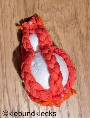 Woll-Zöpfe auf Syropor-Kugeln kleben