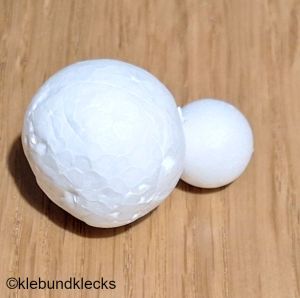 zwei Styropor-Kugeln zusammenstecken