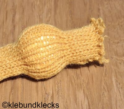 Strickschlauch über Kugeln stülpen