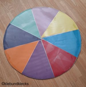 bunte Ecken auf Glücksrad-Scheibe kleben