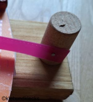 Korken an Holzbrett festnageln