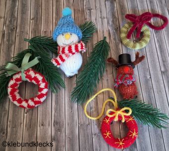 Strickschlauchschmuck für Weihnachten