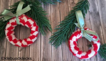 Strickschlauchschmuck für Weihnachten