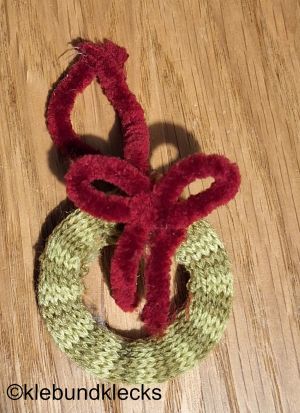 Strickschlauchschmuck zum Aufhängen