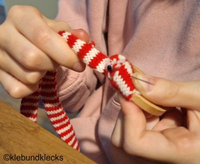 Strickschlauch um Holzring wickeln
