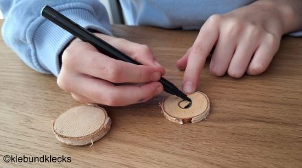 Augen auf Holzschieben aufzeichnen