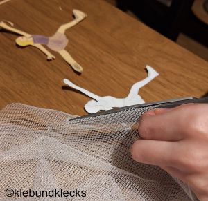 Rock aus Tüll für Eisläuferin ausschneiden