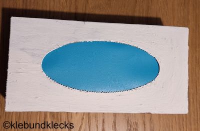 blaues Transparentpapier in Taschentuchbox kleben