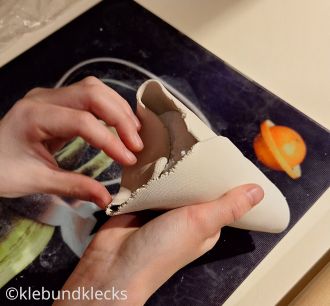 Styropor-Kegel mit Modelliermasse umwickeln