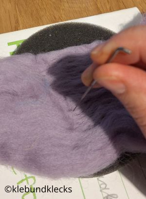 senkrecht mit Filznadel in Filzwolle stechen