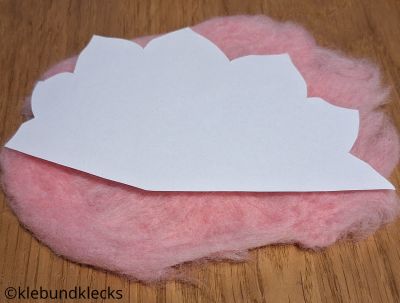 Schablone auf Filzstück legen
