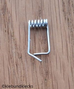 Wäscheklammerfeder verbiegen