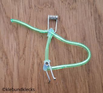 Rahmen des Fahrrads aus Gummischlauch bauen