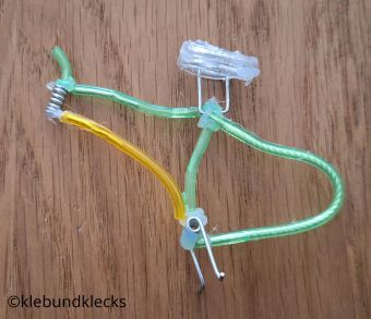 Rahmen aus Gummischlauch und Wäscheklammerfedern