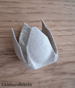 Eierkarton-Mulden einschneiden