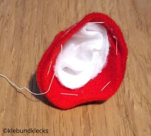 Hütchen mit Watte füllen
