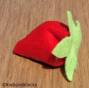 Blätterkranz aus Filz auf Erdbeeren kleben
