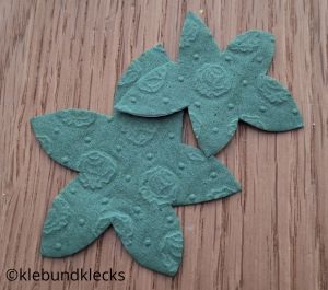 Blätterkränze aus grünem Papier ausschneiden